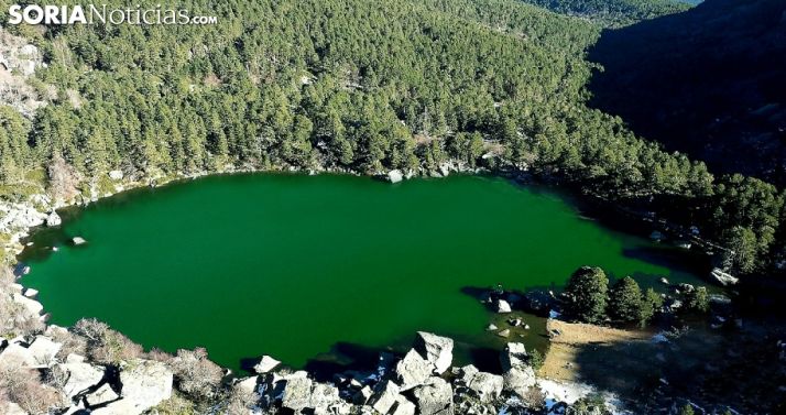 Las aguas de la laguna ofrecen un aspecto verdoso./SN