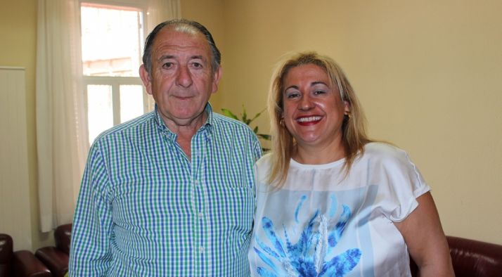 La subdelegada con el alcalde de Torrubia este lunes. / Subdeleg.