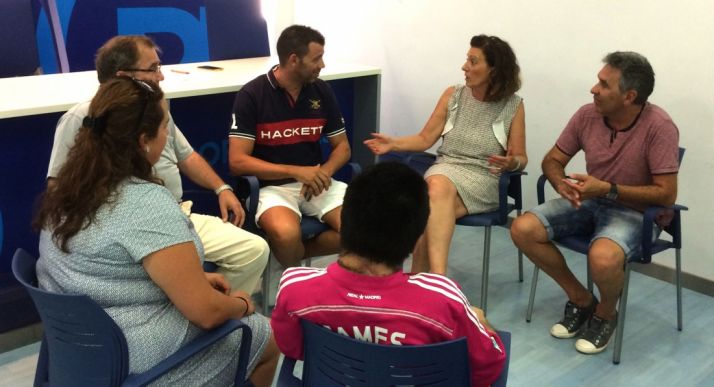 María Pérez, (al fondo) en la reunión del PP este viernes.
