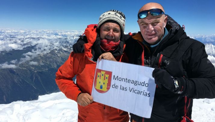 Los montañeros, en la cumbre.