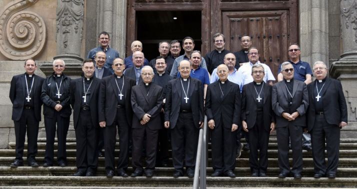 El prelado (1º izda.) en Salamanca./DOS