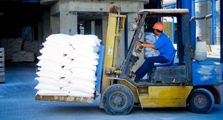 Un operario en una industria.