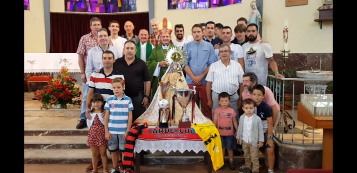 El Tardelcuende ofrece sus títulos a la Virgen del Rosario