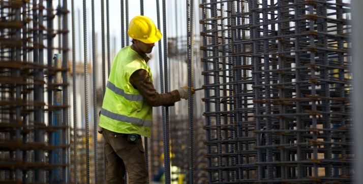 Un empleado de la construcción en su puesto de trabajo.