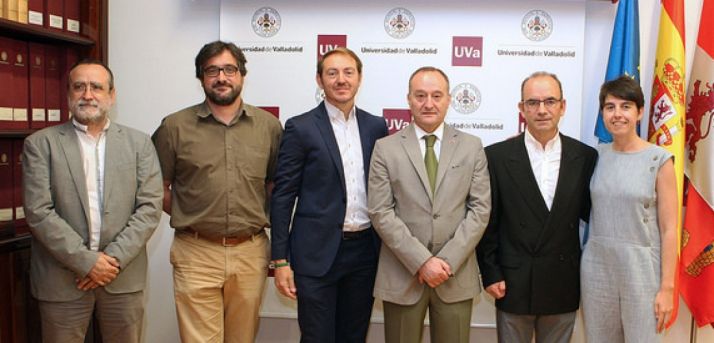 Los firmantes tras el acuerdo.