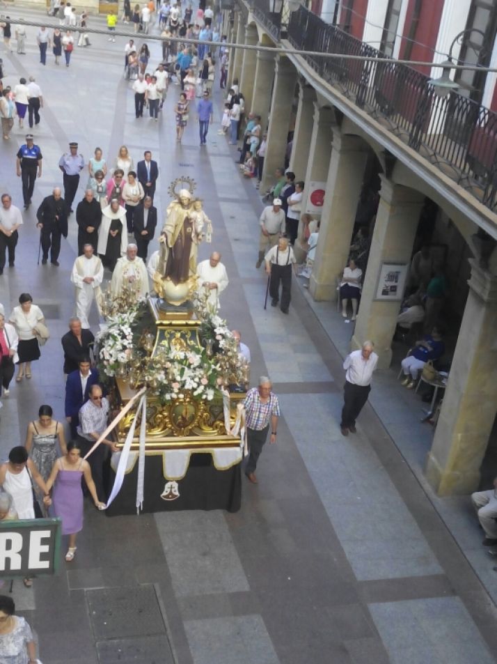 La procesi&oacute;n de la Virgen del Carmen de la capital, arropada por cientos de personas