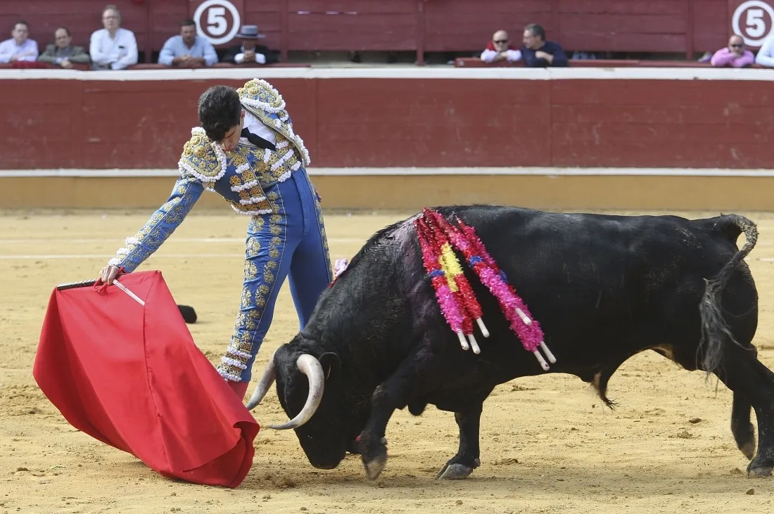Foto 7 - Padilla sale por la puerta grande tras cortar una oreja a cada uno de su lote