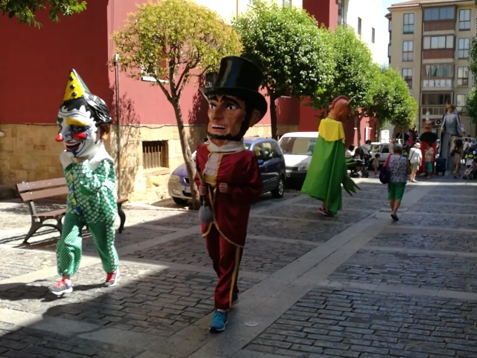 Foto 11 - El barrio de San Pedro inicia sus fiestas con desfile de gigantes y cabezudos