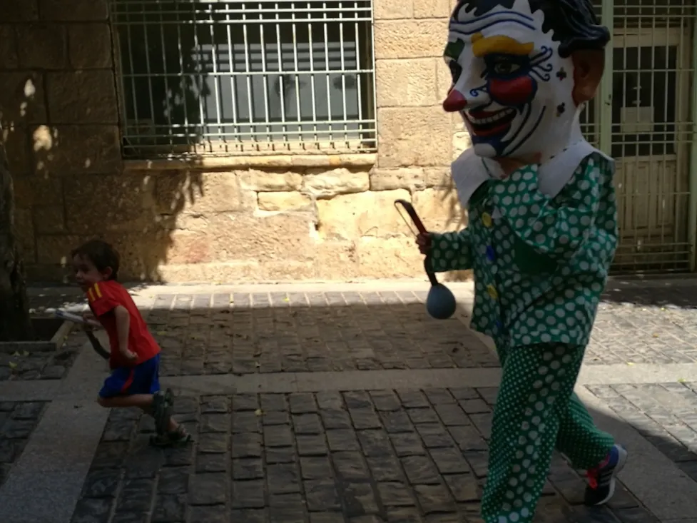 Foto 10 - El barrio de San Pedro inicia sus fiestas con desfile de gigantes y cabezudos