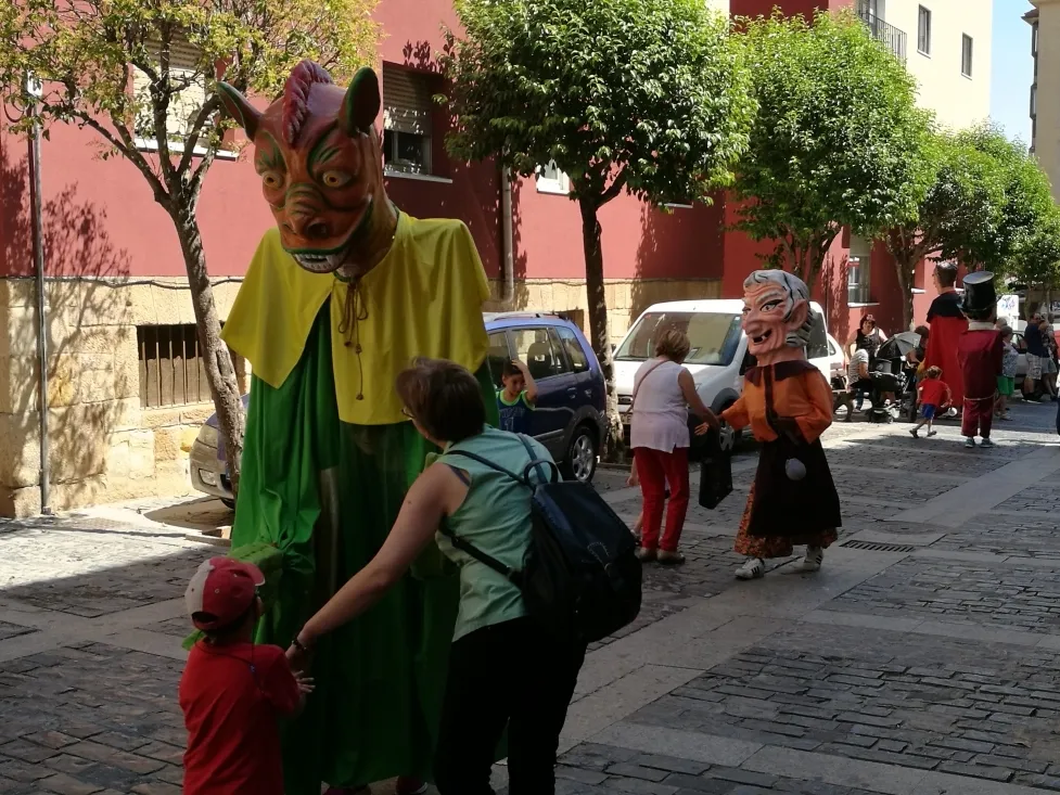 Foto 8 - El barrio de San Pedro inicia sus fiestas con desfile de gigantes y cabezudos