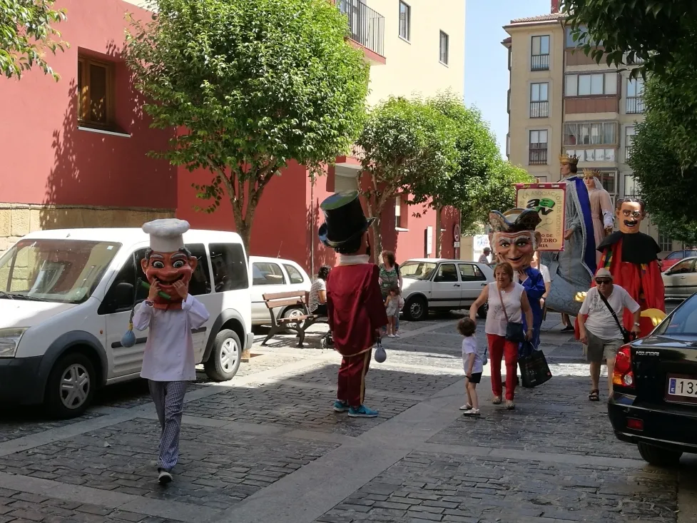 Foto 7 - El barrio de San Pedro inicia sus fiestas con desfile de gigantes y cabezudos