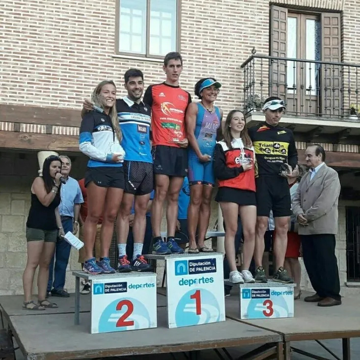 Los ganadores del triatlón. 