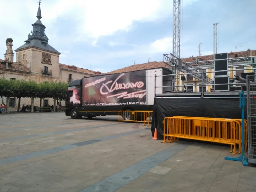Foto 2 - Calurosa primera jornada de las fiestas del Burgo