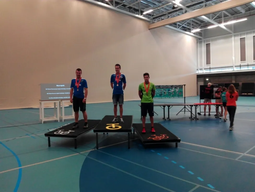 Iván Diez,tercero en el podium del europeo en campo a través.