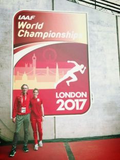 Pérez y su entrenador Serrano. / AtletismoRFEA.