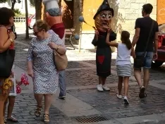 Foto 13 - El barrio de San Pedro inicia sus fiestas con desfile de gigantes y cabezudos