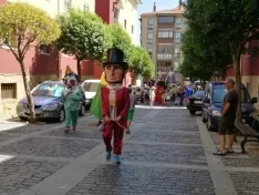 Foto 12 - El barrio de San Pedro inicia sus fiestas con desfile de gigantes y cabezudos