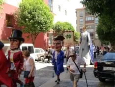 Foto 6 - El barrio de San Pedro inicia sus fiestas con desfile de gigantes y cabezudos