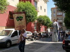 Foto 5 - El barrio de San Pedro inicia sus fiestas con desfile de gigantes y cabezudos