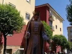 Foto 4 - El barrio de San Pedro inicia sus fiestas con desfile de gigantes y cabezudos