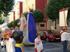 Foto 3 - El barrio de San Pedro inicia sus fiestas con desfile de gigantes y cabezudos