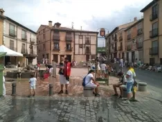 Foto 4 - Calurosa primera jornada de las fiestas del Burgo