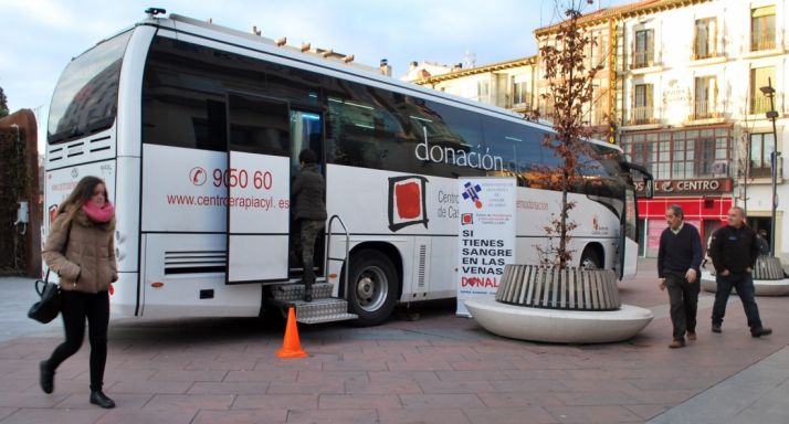 Autobús de donación en Mariano Granados. / SN