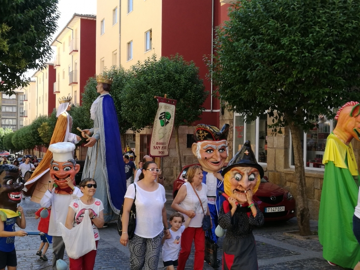 El barrio de San Pedro inicia sus fiestas con desfile de gigantes y cabezudos