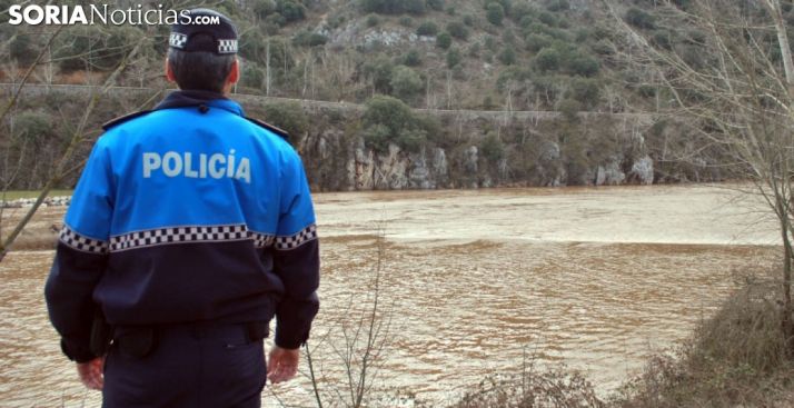 Un agente de la Policía Municipal de Soria en un servicio en el Duero./SN