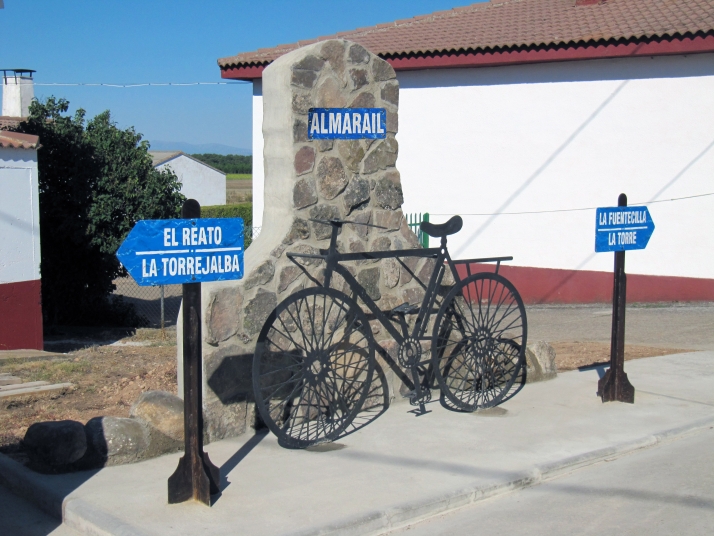 Almarail incorpora La bici a su museo callejero