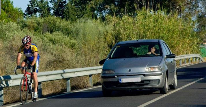 Ciclista en una carretera.