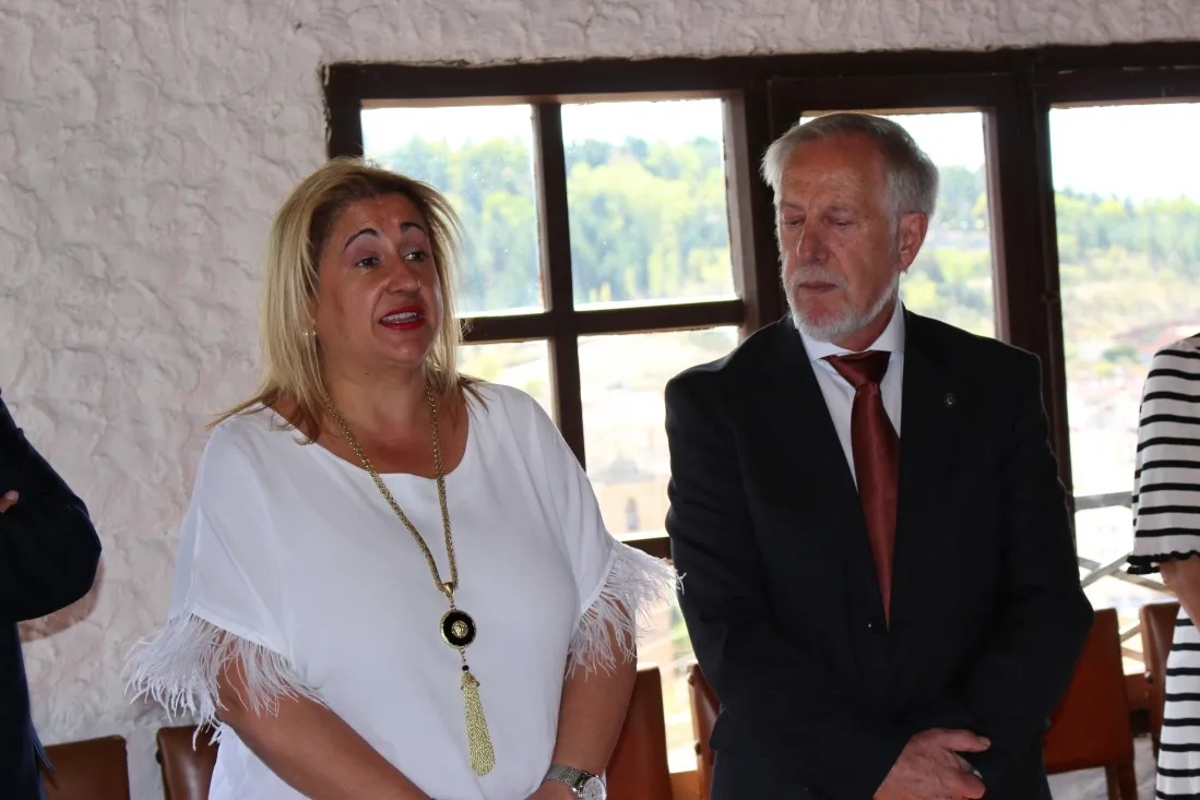 El director de la prisión con la subdelegada.