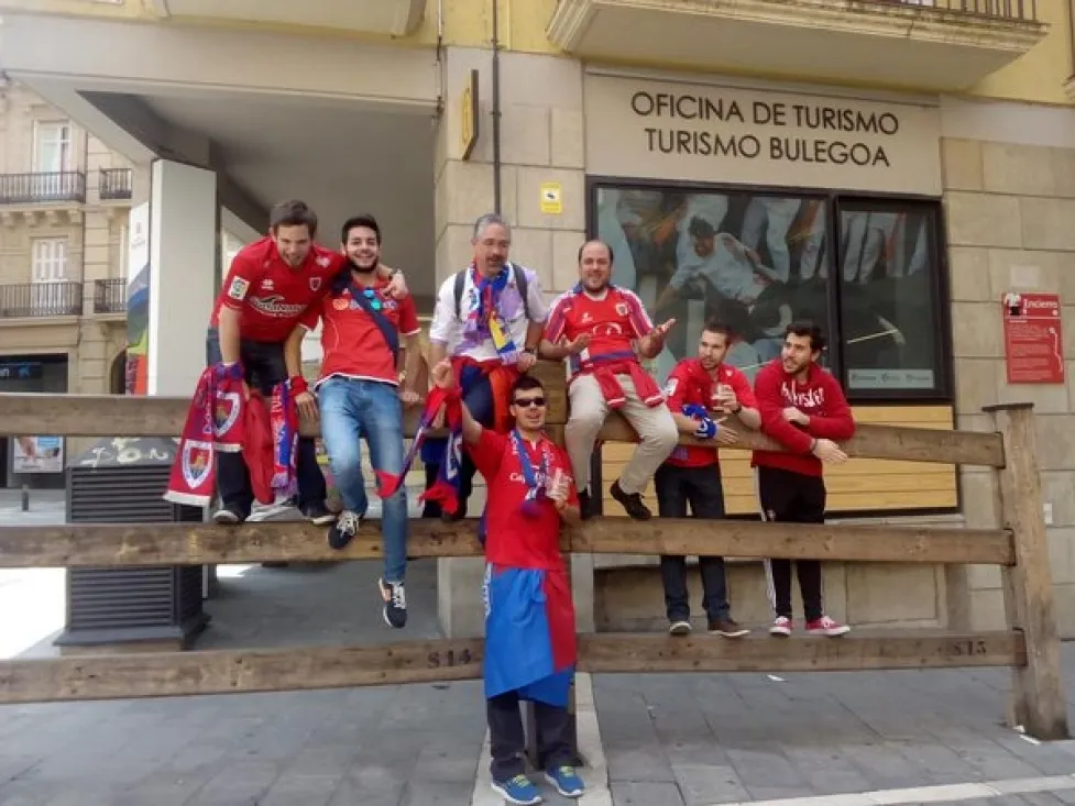 Carlos Vallejo junto a otros aficionados numantinos en un desplazamiento a Pamplona.