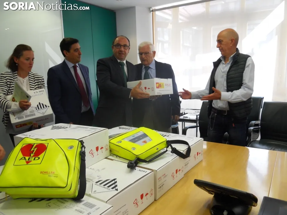 Imagen de la entrega de los desfibriladores a los alcaldes./SN