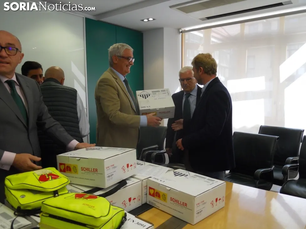 Imagen de la entrega de los desfibriladores a los alcaldes./SN