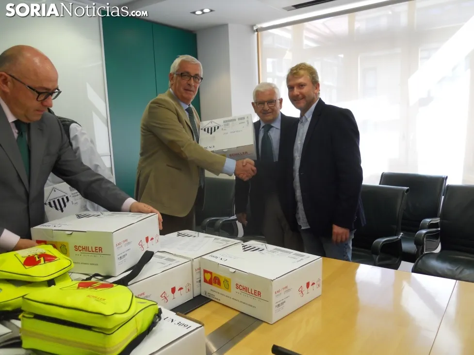 Imagen de la entrega de los desfibriladores a los alcaldes./SN