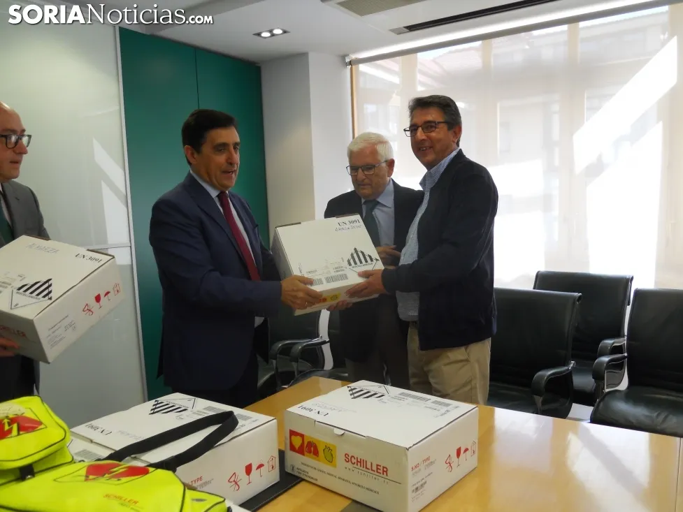 Imagen de la entrega de los desfibriladores a los alcaldes./SN