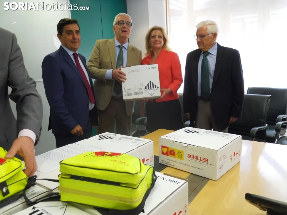 Imagen de la entrega de los desfibriladores a los alcaldes./SN