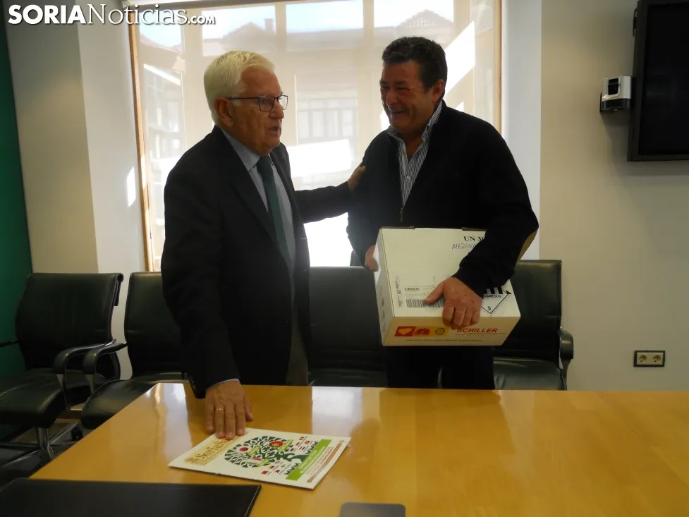 Imagen de la entrega de los desfibriladores a los alcaldes./SN