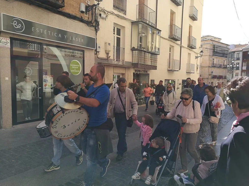 Foto 2 - El Casco Viejo inicia sus fiestas con un desfile de cabezudos