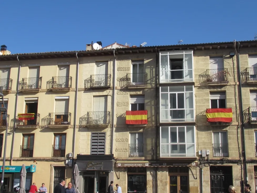 La bandera nacional en varios balcones sorianos. SN