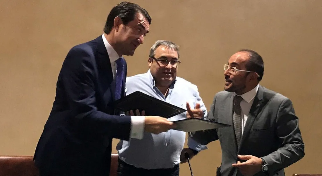 Suárez-Quiñones (izda.) y Rey (dcha.) con el alcalde de Villaciervos tras la firma del convenio./EP