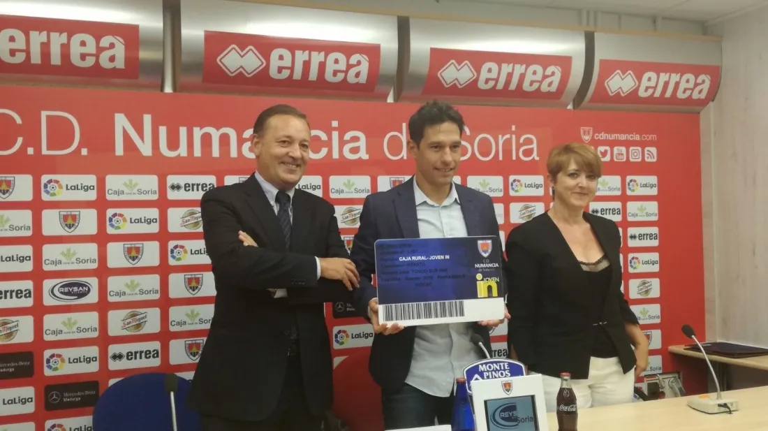 Foto 2 - La Caja sortear&aacute; 100 carnets del C.D. Numancia entre sus socios m&aacute;s j&oacute;venes