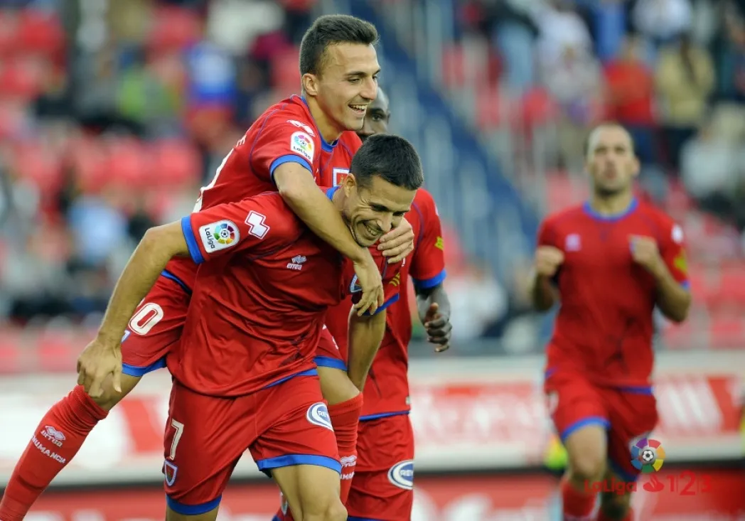 Manu y Pablo celebran el primer tanto rojillo. LFP