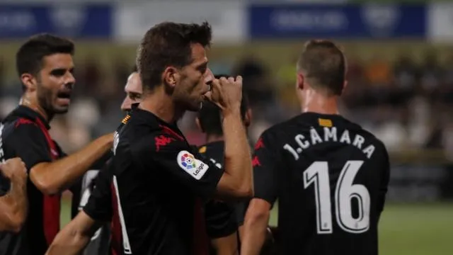 Foto 2 - El Numancia renuncia su estilo y lo paga caro en Reus