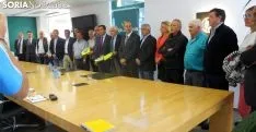 Imagen de la entrega de los desfibriladores a los alcaldes./SN