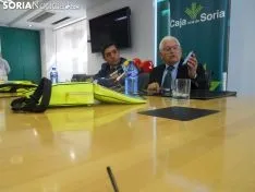 Imagen de la entrega de los desfibriladores a los alcaldes./SN