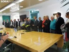 Imagen de la entrega de los desfibriladores a los alcaldes./SN