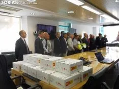 Imagen de la entrega de los desfibriladores a los alcaldes./SN