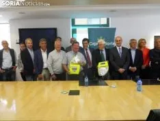 Imagen de la entrega de los desfibriladores a los alcaldes./SN